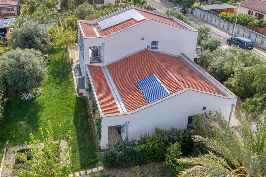 La Casa Degli Ulivi Appartamento In Villa Con Patio Quartu SantʼElena Exterior foto